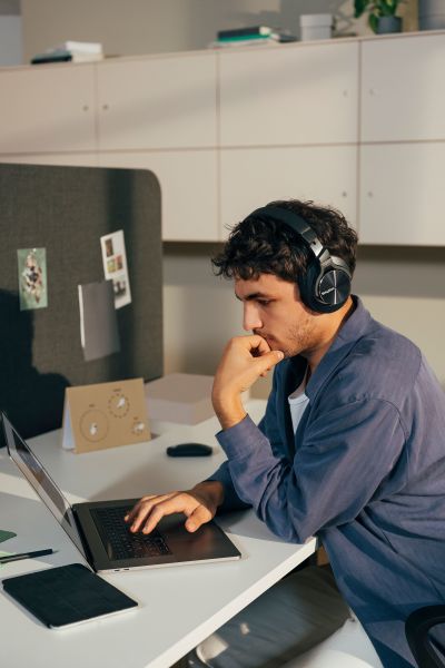 Flux E Twintable Teamarbeitsplatz Hoehenverstellbar Teamarbeit Konzentration Neudoerfler