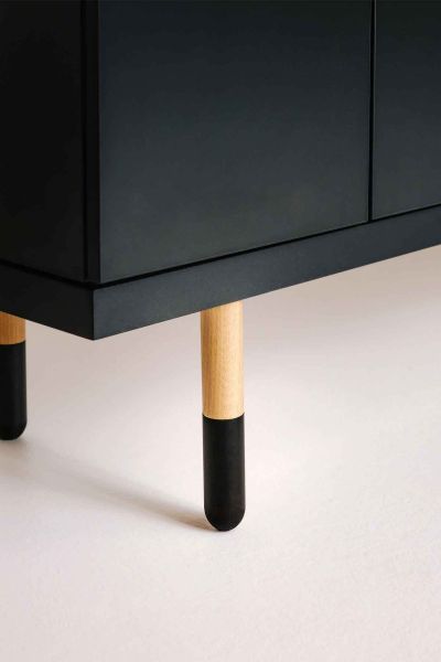 Venice by neudoerfler schrank schwarz design eiche zweifarbige beine moebel