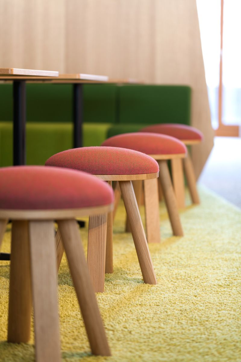 BuzziMilk Hocker aus Holz orangene Sitzpolster aus Stoff Neudoerfler