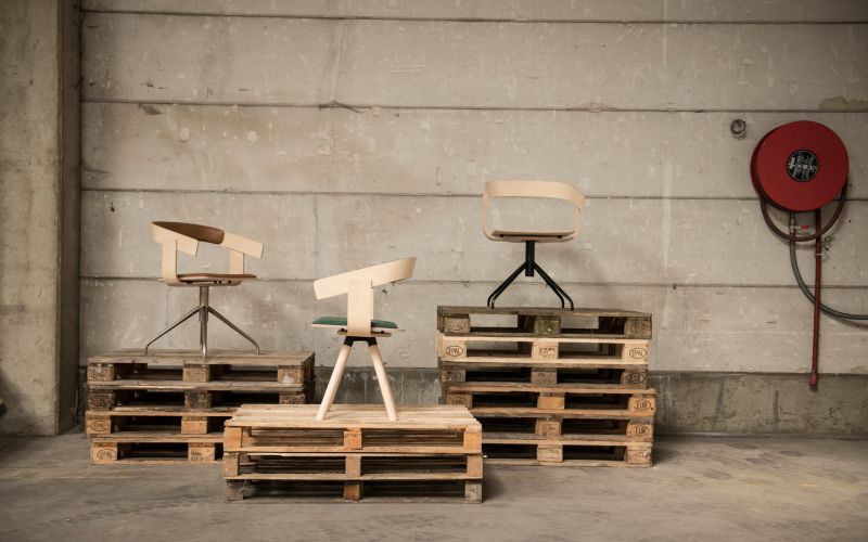 Buzzifloat vierfüßiger Stuhl und Drehstuhl mit Holzrahmen und Sitzpolster in verschiedenen Farben Neudoerfler