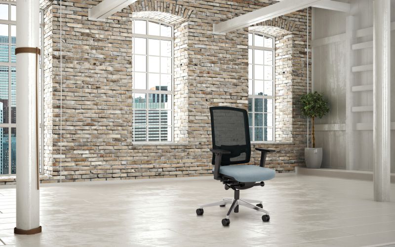 F1 Drehstuhl mit gepolsterter Sitzfläche und Armlehnen Neudoerfler