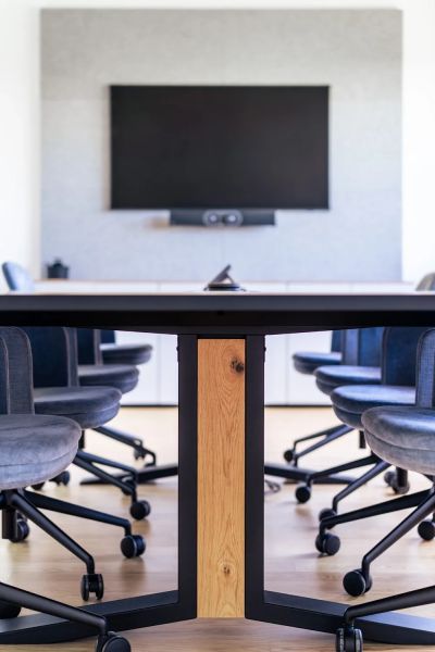 Nikko pv referenz neudoerfler bueromoebel meetingraum verkabelung besprechungsstuehle 15
