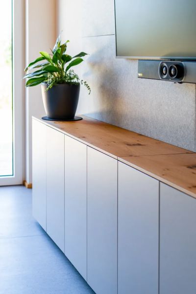 Nikko pv referenz neudoerfler bueromoebel meetingraum videokonferenz schrank 40