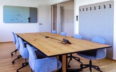 Nikko pv referenz neudoerfler bueromoebel meetingraum whiteboard besprechungstisch garderobe 08