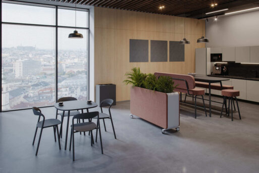 Großzügiges Workcafé im Büro