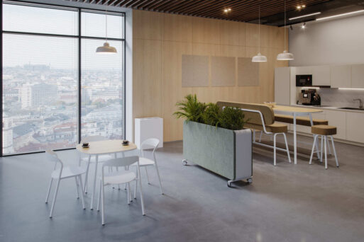 Großzügiges Workcafé im Büro