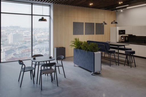Großzügiges Workcafé im Büro