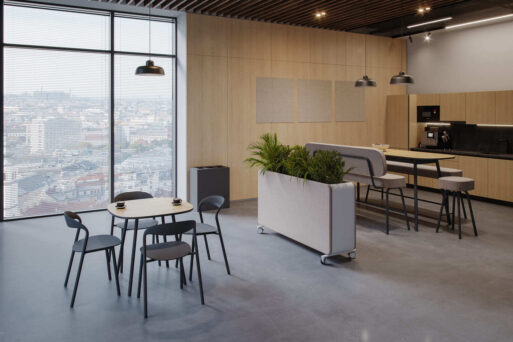 Großzügiges Workcafé im Büro