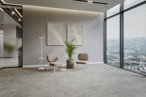 neudoerfler Lounge S Premium mit zwei Lounge-Sesseln, Beistelltisch, Standgarderobe und Begrünung