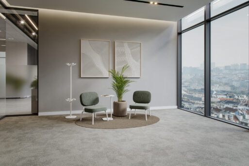 neudoerfler Lounge S Premium mit zwei Lounge-Sesseln, Beistelltisch, Teppich, Standgarderobe und Begrünung