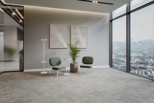 neudoerfler Lounge S Premium mit zwei Lounge-Sesseln, Beistelltisch, Standgarderobe und Begrünung
