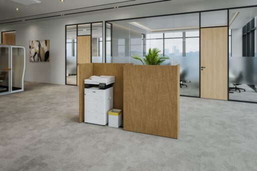 Abgeschirmter Druckerbereich im Büro mit Einhausung, Flügeltürschrank, Pflanzwanne und Papierkorb – Officebox Print aus der neudoerfler Collection Bright S.