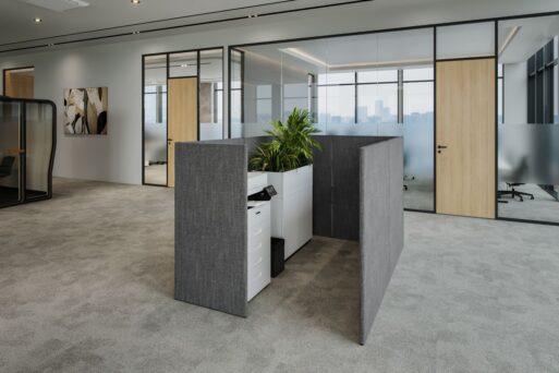 Abgeschirmter Druckerbereich im Büro mit Einhausung, Flügeltürschrank, Pflanzwanne und Papierkorb – Officebox Print aus der neudoerfler Collection Contrast M.