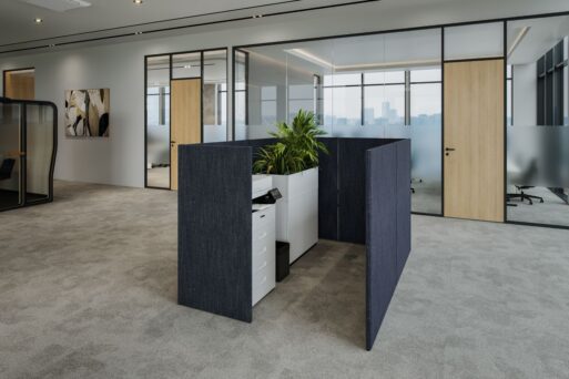 Abgeschirmter Druckerbereich im Büro mit Einhausung, Flügeltürschrank, Pflanzwanne und Papierkorb – Officebox Print aus der neudoerfler Collection Midnight M.