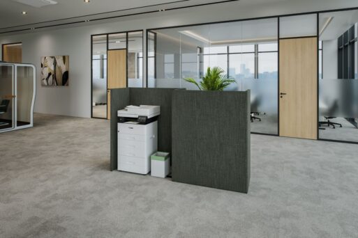 Abgeschirmter Druckerbereich im Büro mit Einhausung, Flügeltürschrank, Pflanzwanne und Papierkorb – Officebox Print aus der neudoerfler Collection Nature S