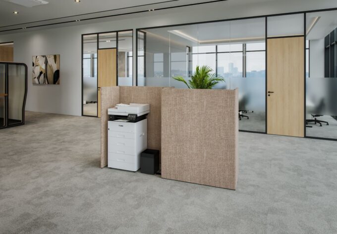 Abgeschirmter Druckerbereich im Büro mit Einhausung, Flügeltürschrank, Pflanzwanne und Papierkorb – Officebox Print aus der neudoerfler Collection Wood S.