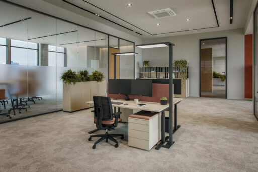 Officebox Work bestehend aus ergonomischem Drehstuhl, höhenverstellbarem Arbeitstisch, Rollcontainer und Lampe