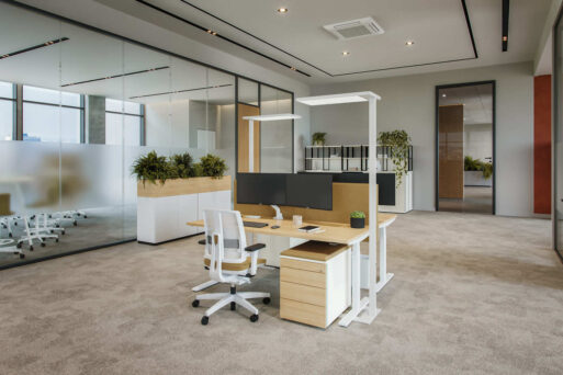 Officebox Work bestehend aus ergonomischem Drehstuhl, höhenverstellbarem Arbeitstisch, Rollcontainer und Lampe