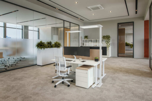 Officebox Work bestehend aus ergonomischem Drehstuhl, höhenverstellbarem Arbeitstisch, Rollcontainer und Lampe