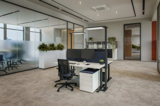 Officebox Work bestehend aus ergonomischem Drehstuhl, höhenverstellbarem Arbeitstisch, Rollcontainer und Lampe