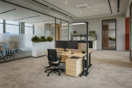 Officebox Work bestehend aus ergonomischem Drehstuhl, höhenverstellbarem Arbeitstisch, Rollcontainer und Lampe