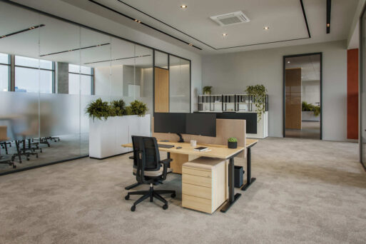 neudoerfler Work Box mit höhenverstellbarem Arbeitstisch, ergonomischem Bürostuhl, Monitorarm, Pinnwand und Rollcontainer