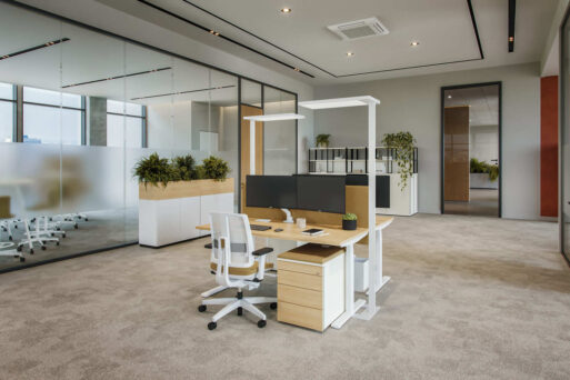 neudoerfler Work Box S mit höhenverstellbarem Arbeitstisch, ergonomischem Bürostuhl, Monitorarm, Pinnwand, Beleuchtung und Rollcontainer