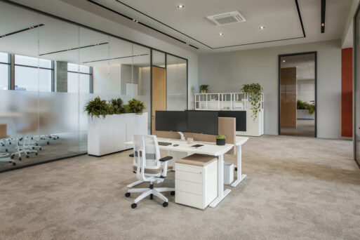 neudoerfler Work Box S mit höhenverstellbarem Arbeitstisch, ergonomischem Bürostuhl, Monitorarm, Pinnwand und Rollcontainer